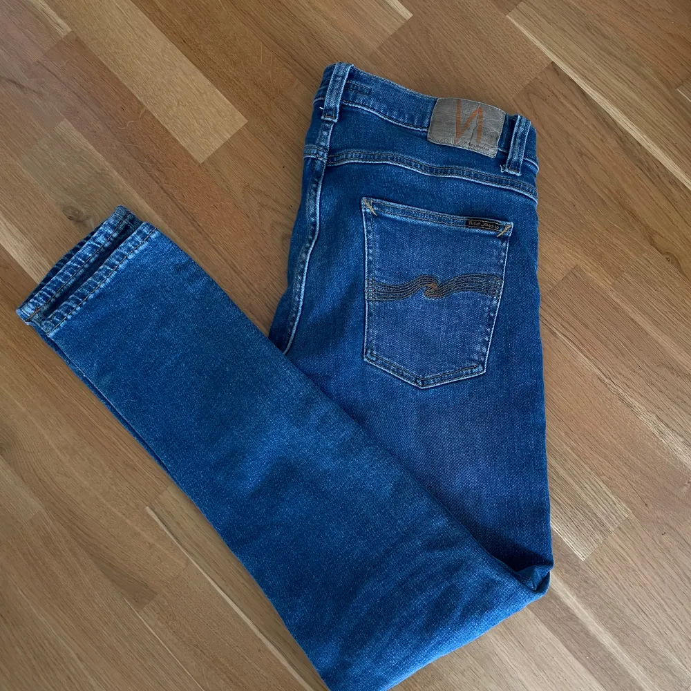 Ett par blåa jeans från Nudie. Riktigt bra skick 9,5/10. Köpta från Care of Carl och säljs för att dom inte längre passar. Modellen är Tight Jerry. Storlek W33 L32. Jeans & Byxor.