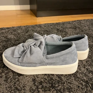 Snygga skor  - Säljer skor med snygg rosett på. Storlek 39 och helt oanvända. 