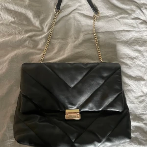 Zara väska - Väska från zara med ett fack i. Jätterymlig men ändå en handväska vilket är helt perfekt! 