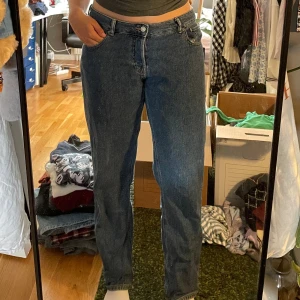 Lågmidjade straight jeans - Snygga jeans i ”mjukt” jeanstyg i en rak och kortsidans modell. Plagget är i bra skick. 