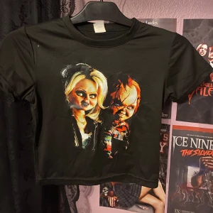 Chucky babytee  - Köpt från AliExpress cirka 69 kr. Den är i storlek S men väldigt liten i verkligheten. Passar nog XS/XXS❤️ skön material