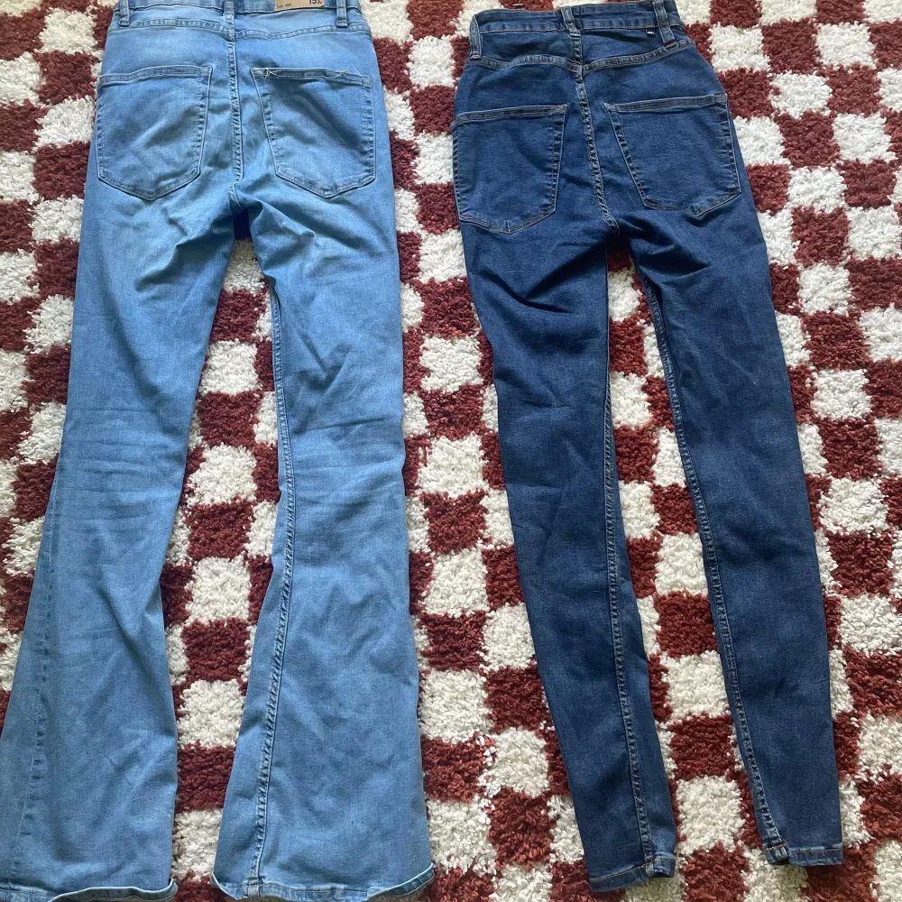 De ljusa jeansen är snake flare och de mörka är bara snake jeans. Fått second hand av någon oklart hur använda men i bra skick.   Sälja tillsammans för 250kr.. Jeans & Byxor.