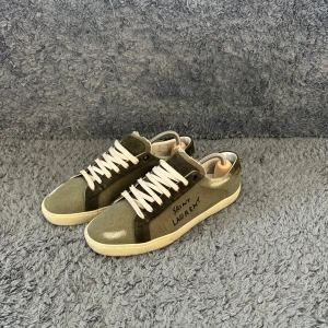 Saint Laurent skor - Säljer nu mina sjukt snygga ysl skor i en olivgrön färg, skivk 9,5/10 och är såklart  äkta, nypris runt 8000 mitt pris 4299. Skriv vid frågor och funderingar!