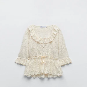 Superfin spetstopp  - Spets topp från Zara som aldrig kommit till användning. Jättefina detaljer och fin passform! Kan skicka bilder på vid förfrågan ❣️