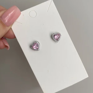 örhängen  - små silvriga hjärtörhängen med rosa hjärtan 💕 Aldrig använda 