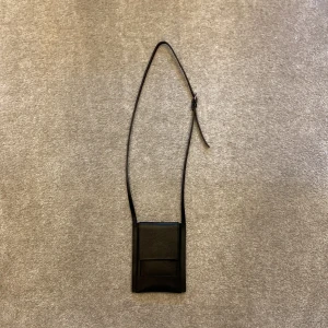 Zara shoulder bag  - Axelsäska från Zara. Använd ental gånger och fint skick. Finns korthållare i och plats för blånbok eller andra små accessoarer.