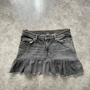 Jeans kjol - Snygg grå jeanskjol. Omsydd från ett par jeans som vart köpta på weekday, storlek w 29. Midjemått är 40cm rakt över. Omsydd med symaskin.