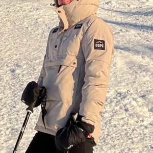 Dope skidjacka - Väldigt fin Skidjacka från Dope. Storlek S. Använd 2 säsonger men är i väldigt fint skick.🤎