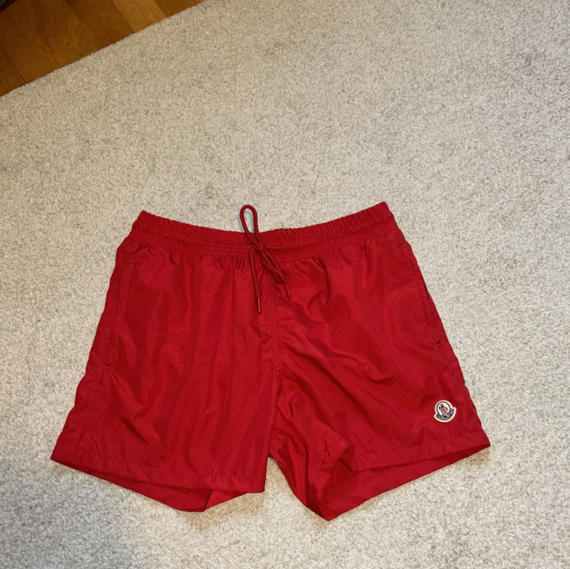 Röda Moncler badshorts 