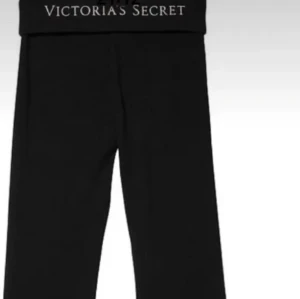 Söker Victorias secret youga pants  - Hej SÖKER Victorias secrets pants som de står Victorias secret på i storlek xs💗