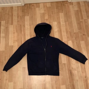 Ralph lauren zip up hoodie och brillor  - Tja! Säljer min polo tröja för 350kr! Den är i storlek L på barn alltså 14-16. Den 7/10 skick och på bilden så är lite fläckar men det är bara att tvätta den. Sedan ingår också ett par sommar brillor ( likadant som raybans) Köparen står för frakten 