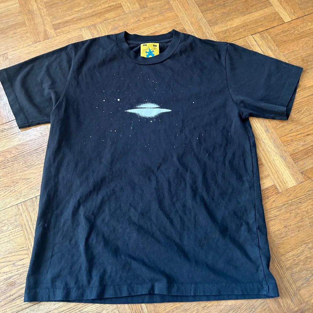 äkta M104 UNIF tshirt i jättefint skick, oanvänd av mig! trycket är lite glow in the dark, skitcoolt!!! jättenajs tjockt material på tröjan, 100% bomull. modellen är man men sitter snyggt på alla! . T-shirts.