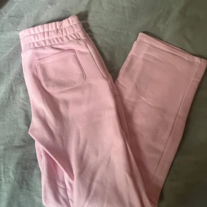 Rosa mjukisbyxor  - Ljusrosa mjukisbyxor från lager 157, bara använda 1 gång 