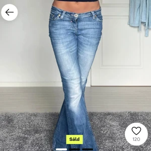 säljer domma dina jeans(inte mina bilder) - Midjemått, 37 rakt över, innebenslängd, 80,cm🩷