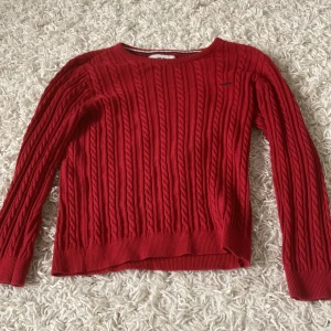 Röd Hampton Republic tröja. - Jätte fin Hampton republic tröja.  Säljer den på grund av att den är för liten för mig. Köpte den på en loppis en gång, har inte ens använt den. Men den är i väldigt gott skick. Det står inte någon storlek på den men skulle gissa på 110/116🥰