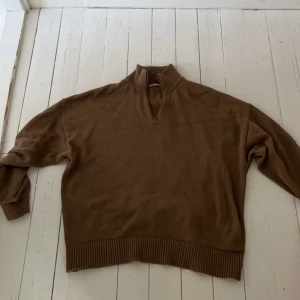 Zara quaterzip - Tjena! Jag säljer denna snygga quaterzip från zara då den inte kommit till någon användning! Den är i storlek XL och har ett ny pris på 499 men jag säljer min för 300.