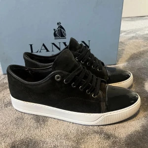 Lanvin skor - Skorna är i bra men inte nytt skick. Uppfixade med shoecleaner men det har bara fräschat upp skorna på ett bra sätt!