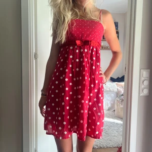 Prickig klänning  - prickig miniklänning med så söta detaljer 🥰
