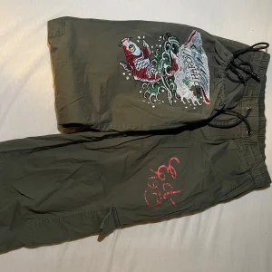 ed hardy byxor lowrise - säljer dessa supersnygga byxor från ed hardy som är lågmidjade med jättesnygga detaljer. Säljer pågrundav att jag inte gillade de längre. inga defekter och säljer JÄTTEBILLIGT! 💗 skriv vid intresse eller fler frågor 💗Är större än XS på, stretchiga!