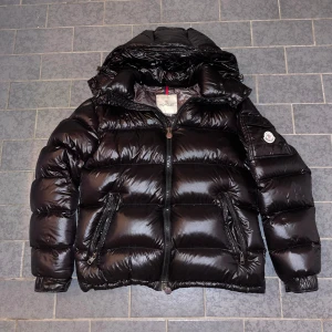 Moncler Maya - En fet Moncler Maya jacka | 10/10 skick och allting perfekt | Storlek 1/S | Fungerande NFC-Scan mm | skriv för frågor eller intresse❗️