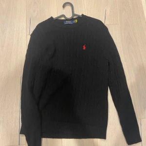 Stickad ralph lauren tröja - Stickad ralph lauren tröja använd en del men synliga defekter stl S