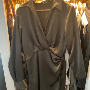 Zara klänning  - Festklänning från Zara storlek S