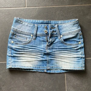 Minikjol - Säljer nu min otroligt snygga mini denim skirt, perfekt nu under sommaren!🙌🏼 Den är thriftad och står ingen storlek, men för mig som vanligtvis har M sitter för tajt. Kort, snygga detaljer både fram och bak💘