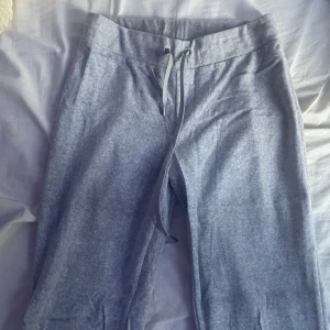 Gråa mjukis byxor! - Mjuka mysiga gråa mjukis byxor från Gina tricot 💞 Är storlek S och sitter bra i lägnden för mig som är 172cm lång 💗🎀 väldigt snygga men används tyvärr inte längre 💕