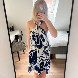 Mönstrad klänning - En jättefin sommrig klänning från HM. Den är nyskick med prislappen kvar🥰