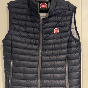 Väst Colmar - Klassiskt blå dunväst från Colmar, bra skick och västen har tyvärr blivit för liten
