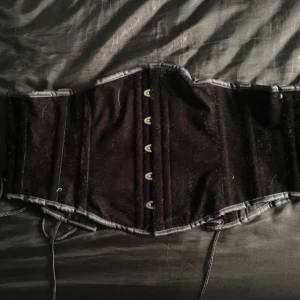 Goth korsett - Underbyst plussize gotisk korsett från burleska