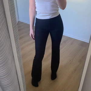 Kostymbyxor - Ett par jättefina kostymbyxor som bara är använda 1 gång då de inte passar mig längre. Hittar inte på någon hemsida längre men nypris var ca 450kr. Bara att höra av sig om man har några funderingar🌷🤗