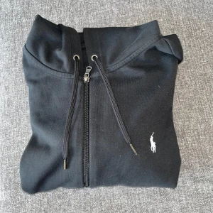 Ralph Lauren zip - Köpt på care of Carl för 1999:- för ca ett år sedan  Sparsamt använd  Skriv vid frågor 