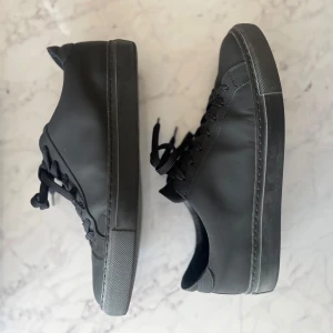 Garment project skor  - Säljer nu dessa otroligt snygga o sköna skorna som är använda MAX 5 gånger! 🤩 dom är storlek 42 nypris 2000kr + Hör av dig vid minsta lilla fundering!💭  