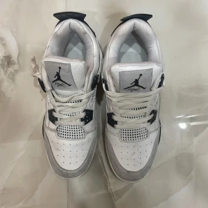 Bra kvalite - Jorden 4 Retro väldigt bra kavite passar med alla still 