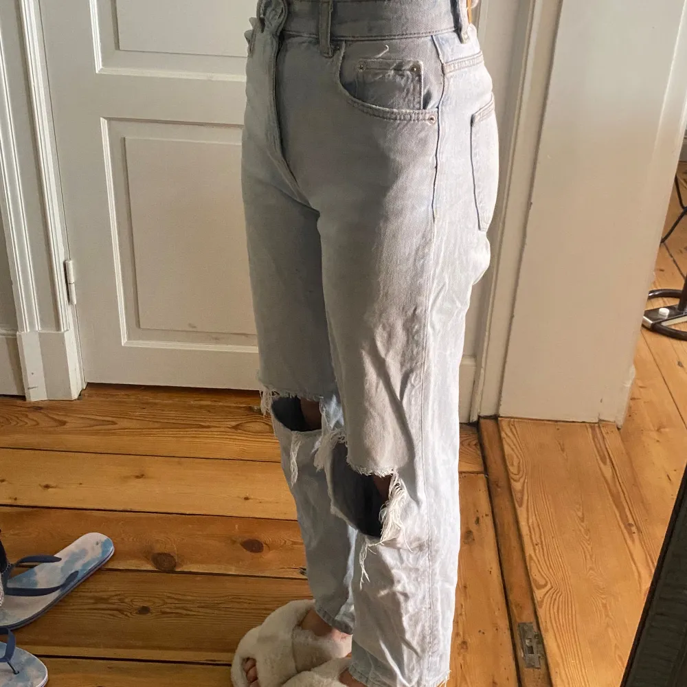 Dessa snygga jeans kommer inte till användning längre. Som ni ser på bild fyra så har de några fläckar. På mig som är 173 är de lite tajta i midjan och korta nertill så passar en storlek mindre. Pris kan diskuteras. Fråga vad som helst 🫶🏼. Jeans & Byxor.