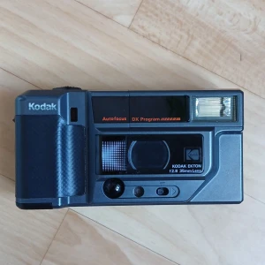 Kodak kamera - I fint skick, retro kamera. Använder 35 mm analog film. Auto focus, ironisk vintage stil. 