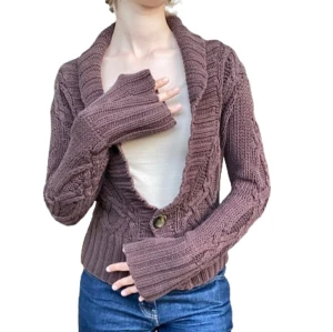 Brun stickad kofta - Jättefin brun stickad kofta med figursmickrande passform och långa utsvängda armar längst ned. Passar mig som S men även M. I jättefint skick, utan defekter! Skriv i dm vid funderingar, för fler bilder eller prisförslag och köp direkt via köp nu 💓