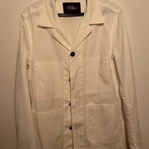 Oscar Jacobsson Overshirt - Vit Oscar Jacobsson overshirt i st S, väldigt fint skick, endast testad. Ny pris 1999:-