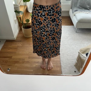 Blommig kjol - Fin luftig midi-klänning med liten slits