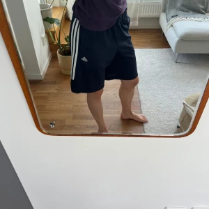 Adidasshorts - Marinblå shorts från Adidas. Vet inte exakt storlek men jag är annars XS/S och dom är väldigt för stora i midjan på mig, så gissar på M