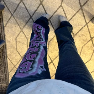 Jeans - Superfina blå low waist bootcut jeans med rosa/lila detaljer som inte kommit så mycket till användning då dom tyvärr inte är min stil