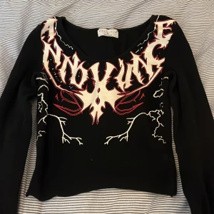 tröja - bra skick och använts tå gånger. den är väldigt tajt  och croptop. pris kan diskuteras