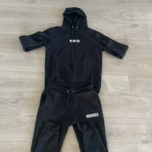 Hoodrich Tracksuit - En ÄKTA hoodrich tracksuit som är köpt i JD. Tracksuiten är i nyskick och är knappt använd. Tracksuiten är använd max 5 gånger. Tröjan har en gömd ficka i armen och byxorna har en vid benet. Skriv om ni har några frågor😁