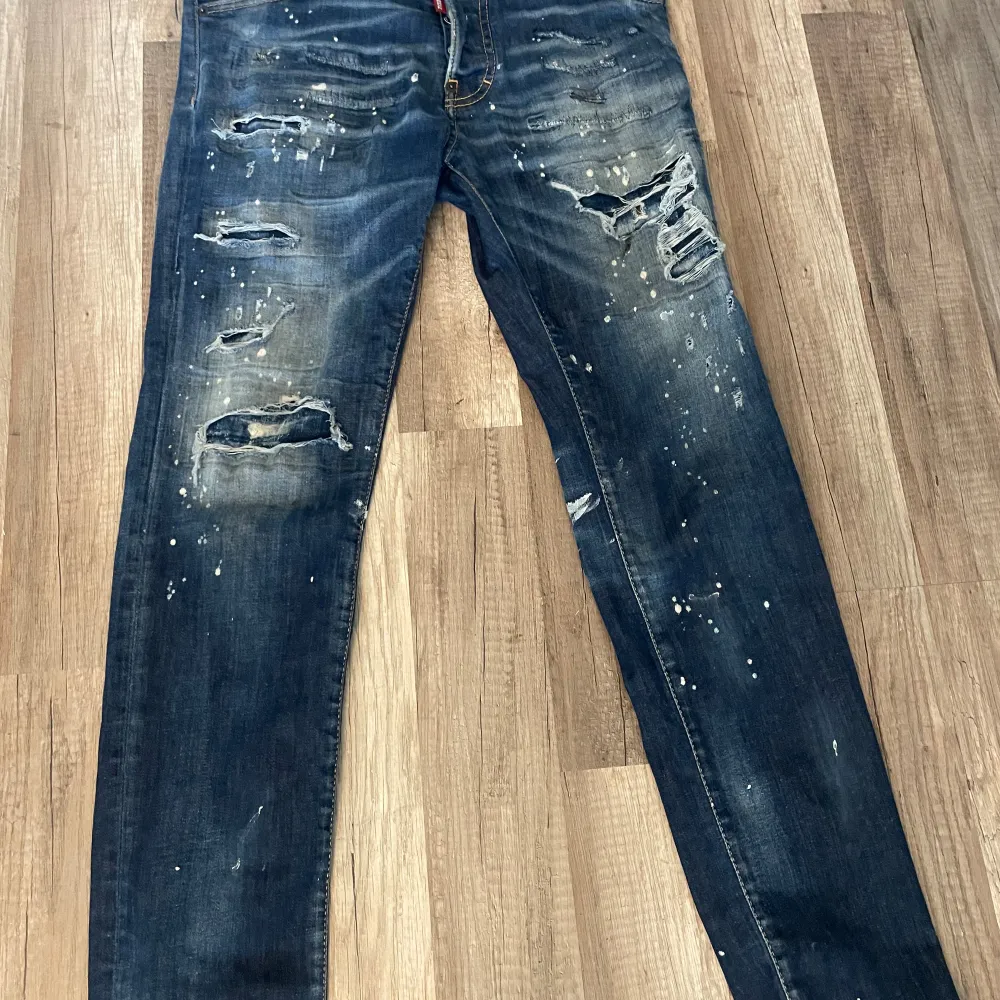 Feta dsquared jeans go passform fett färg, bara att skriva kan diskutera pris  100% autentiska 🫡. Jeans & Byxor.