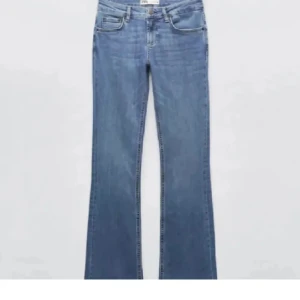 Zara jeans - Säljer dessa jättefina slutsålda Low waist Bootcut jeansen från zara i Mycke bra skick ❤️ strl 36