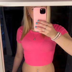 Topp - Supersöt rosa topp som inte kommer till användning då den inte längre är min stil bra skick