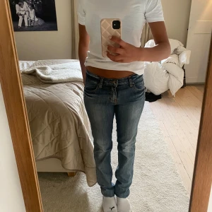Lågmidjade jeans - Super snygga lågmidjade jeans med coola detaljer och i mycket bra sick❤️