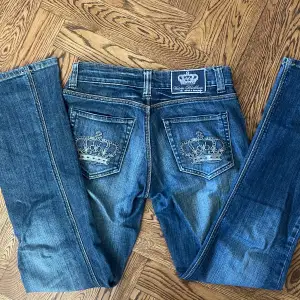 Säljer nu mina populära Victoria Beckham Rock and Republic Jeans med kronorna där bak! Köpte dom vintage. Lågmidjade och jättefin wash. Midja: 36,5cm rakt över. Innerbenslängd: 79cm💙🩵skriv för fler frågor