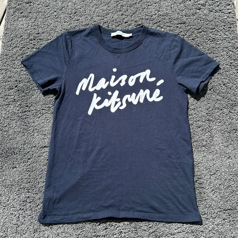 Tja! Säljer nu denna riktigt snygga maison kitsune t Shirten i st S, skick är 10/10 inga defekter eller tecken på användning! Priset kan diskuteras vid snabb affär!. T-shirts.